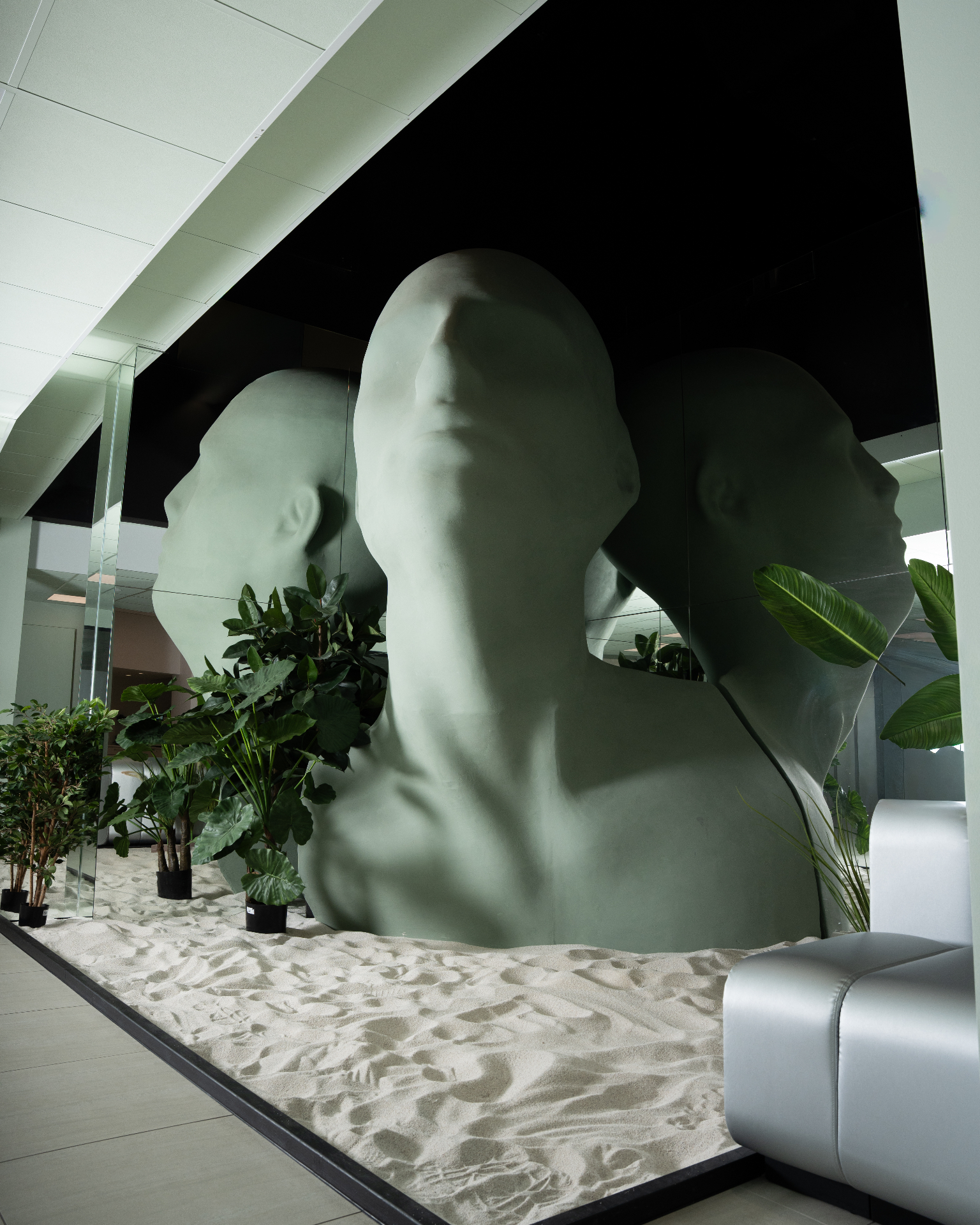 Dentmes klinik — mint-gröna skulpturhuvuden i receptionsområdet