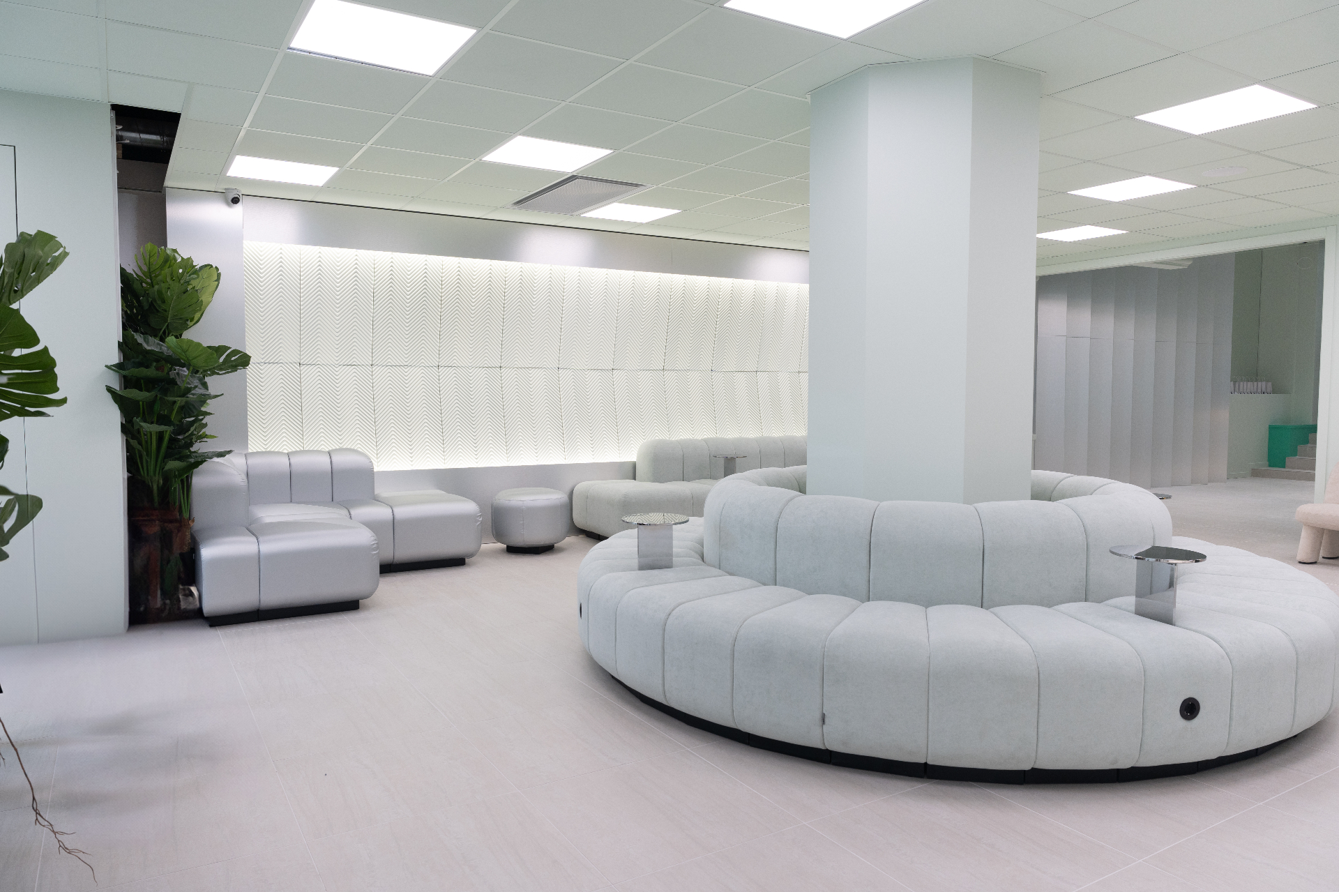 Vitt loungeområde med runda soffor